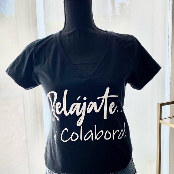 RELÁJATE Y COLABORA  V neck T-SHIRT - Picture 4 of 5
